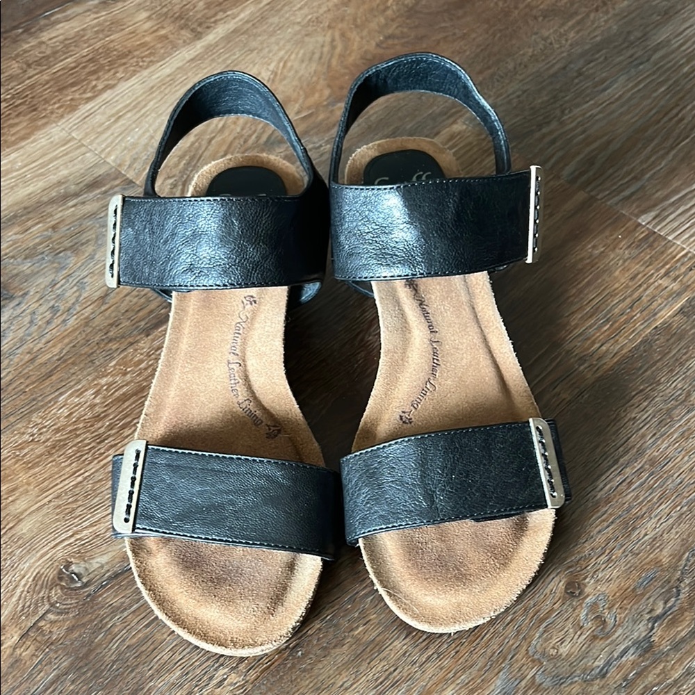 Sofft Black Sandals Minimalist Design Comfortable Fit